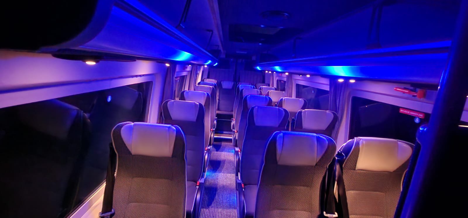 Wnętrze busa MountainBus przygotowanego na wynajem z kierowcą na imprezy, wesela i uroczystości w Szczawnicy