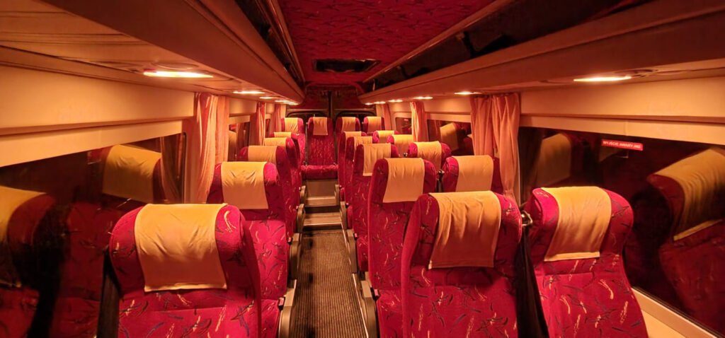 Wnętrze komfortowego busa MountainBus do przewozu osób i wyjazdów grupowych ze Szczawnicy