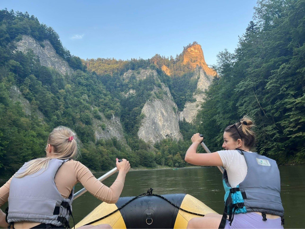 Turyści podczas spływu Dunajcem w Pieninach – transport na miejsce spływu ze Szczawnicy