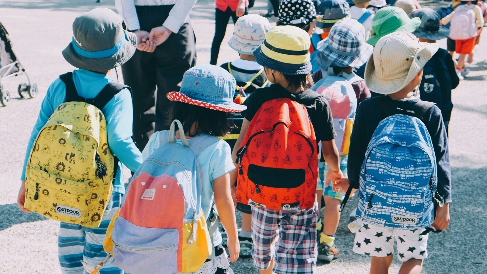 Dzieci podczas wycieczki szkolnej – transport dla szkół i grup zorganizowanych w Szczawnicy i Pieninach