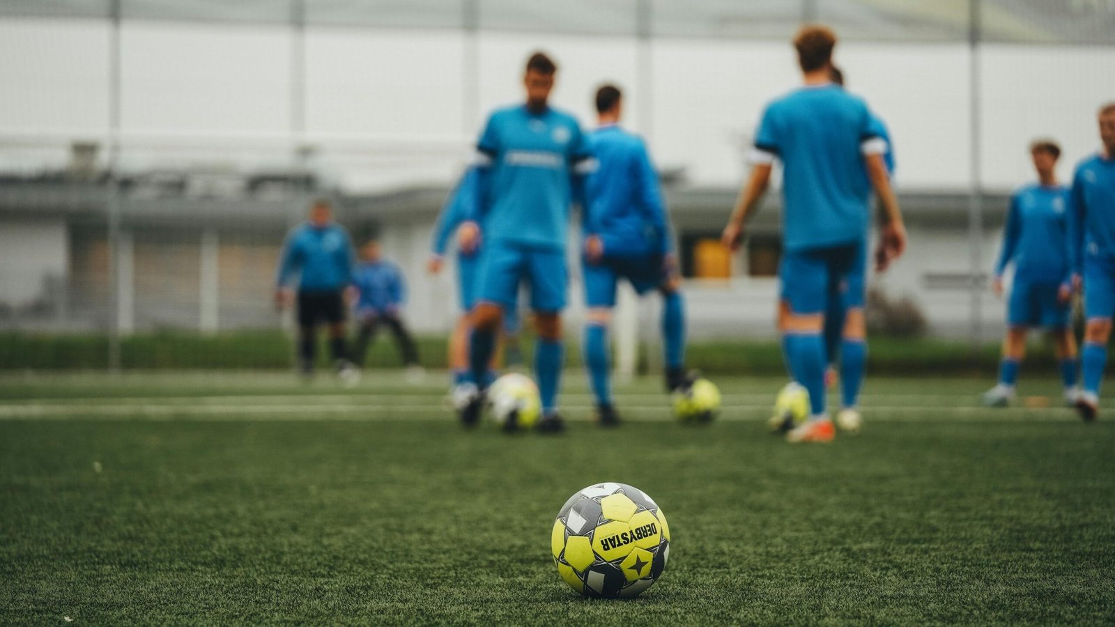 Piłkarze na boisku podczas treningu – transport drużyn i grup na mecze, turnieje oraz wydarzenia sportowe