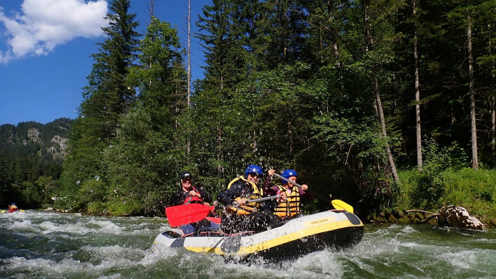Rafting pontonem na Dunajcu w Pieninach z uczestnikami podczas spływu górską rzeką